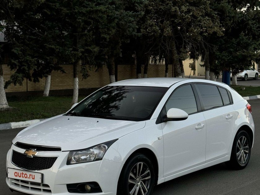 Шевроле круз хэтчбек белый