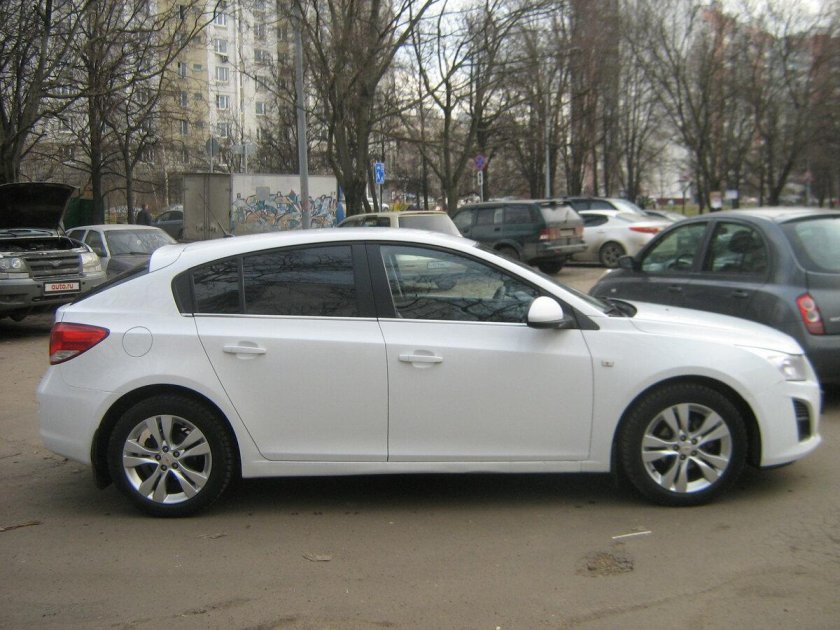 Шевроле Круз хэтчбек белый 2013