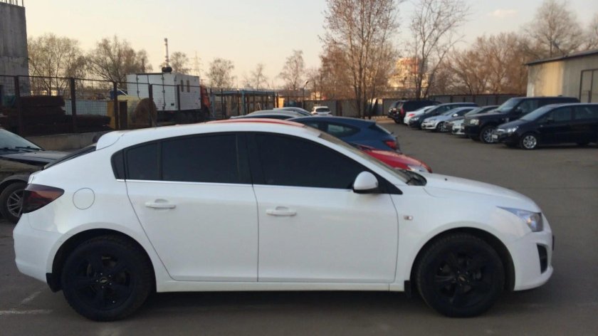 Шевроле Круз хэтчбек белый