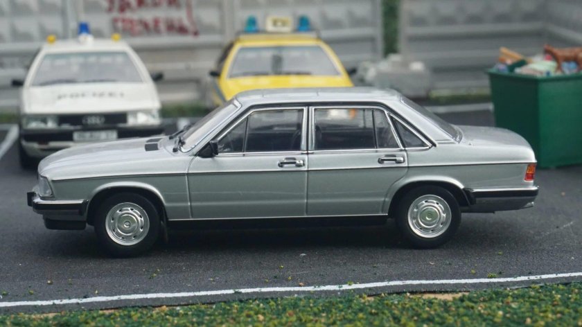 Minichamps 1/43 audi 100 silver
