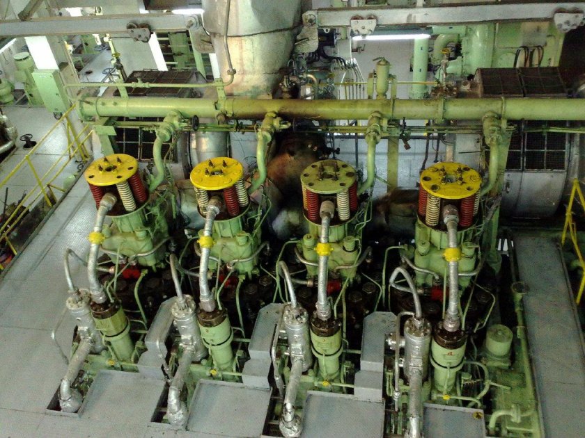 Судовой дизельный двигатель