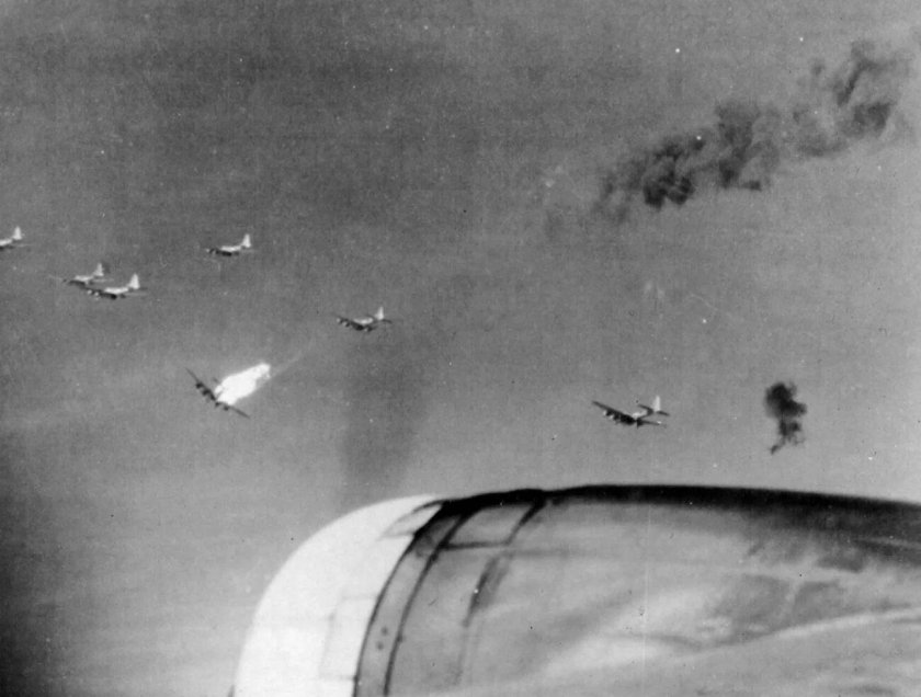 B17 летающая крепость подбитый