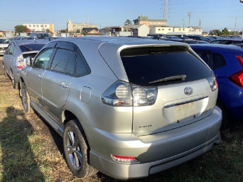 Тойота Харриер сзади