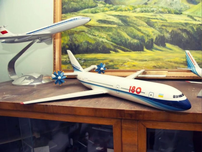 Антонов пассажирский самолет АН 218