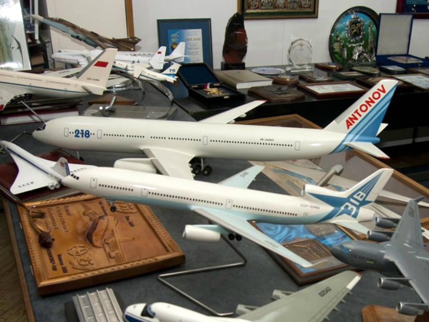 Антонов пассажирский самолет АН 218