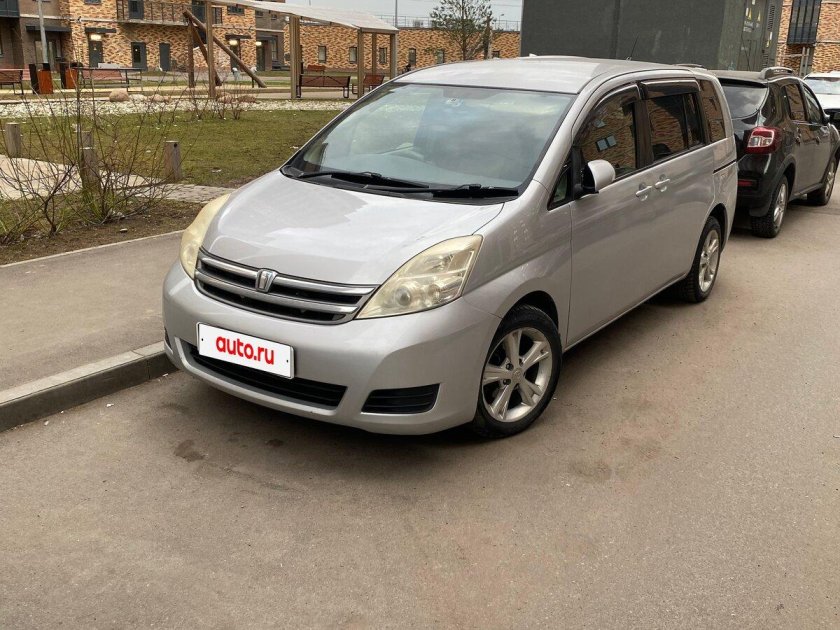 Тойота исис 2007