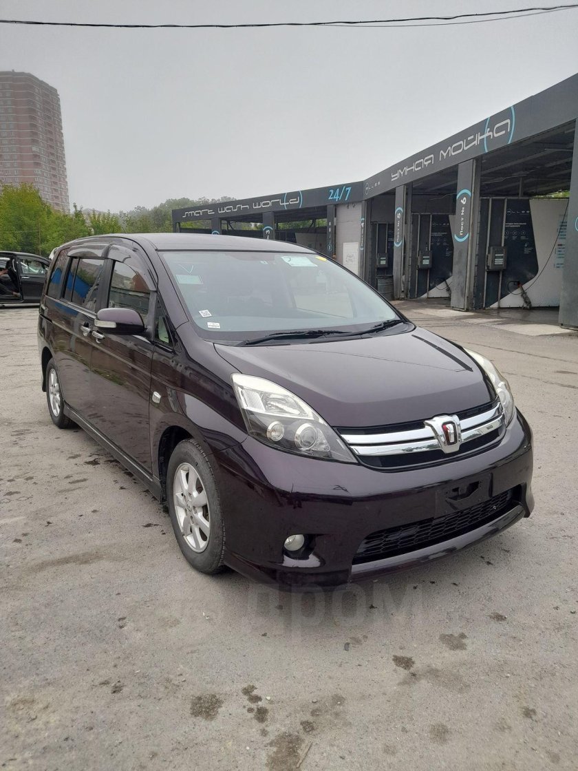 Тойота Исис 2011