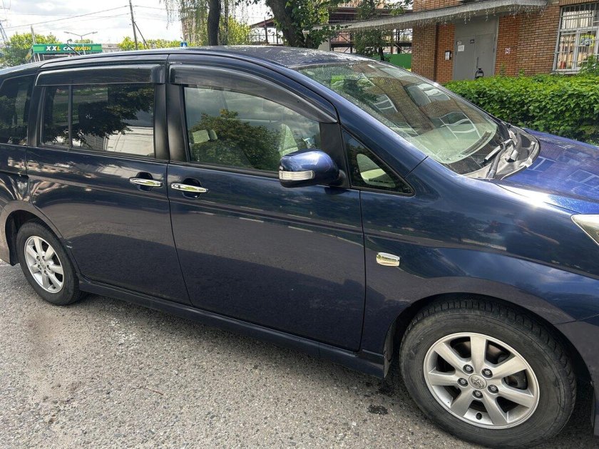 Тойота исис 2012