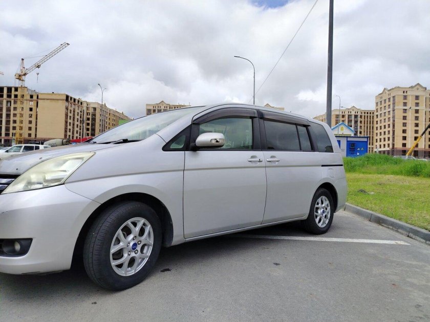 Тойота исис 2007