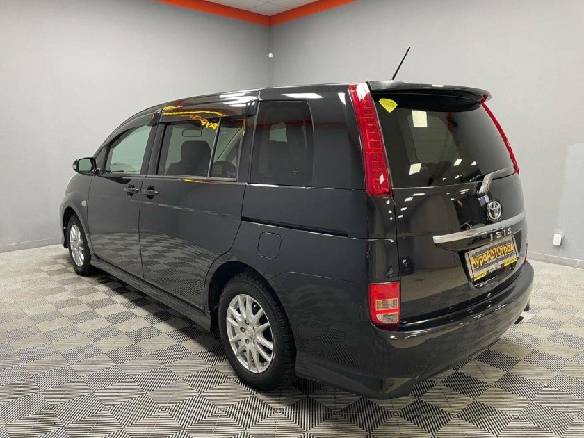 Тойота Исис 2009 год