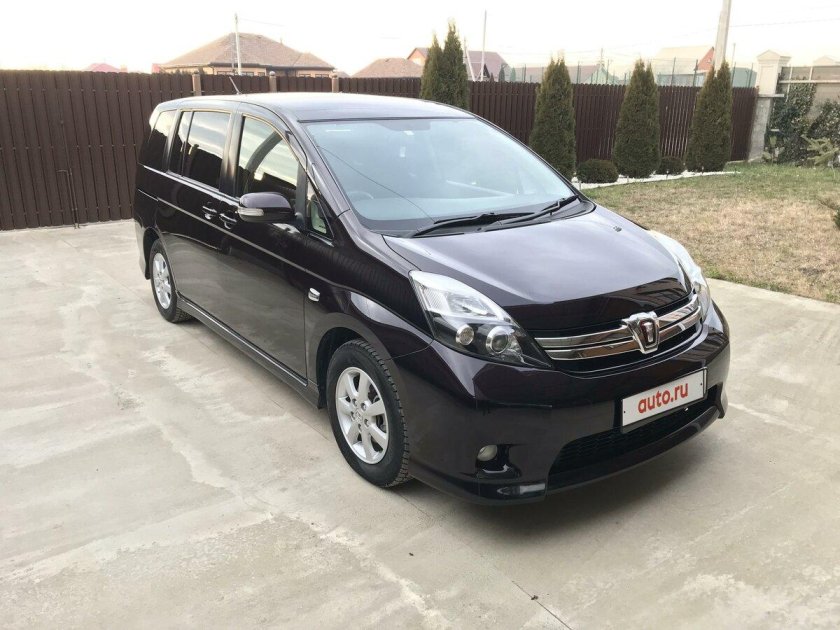 Тойота исис платана