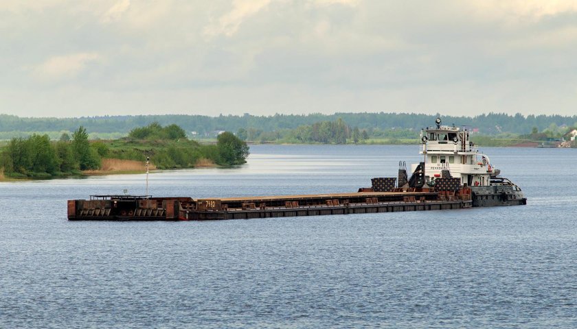 Баржа и толкач