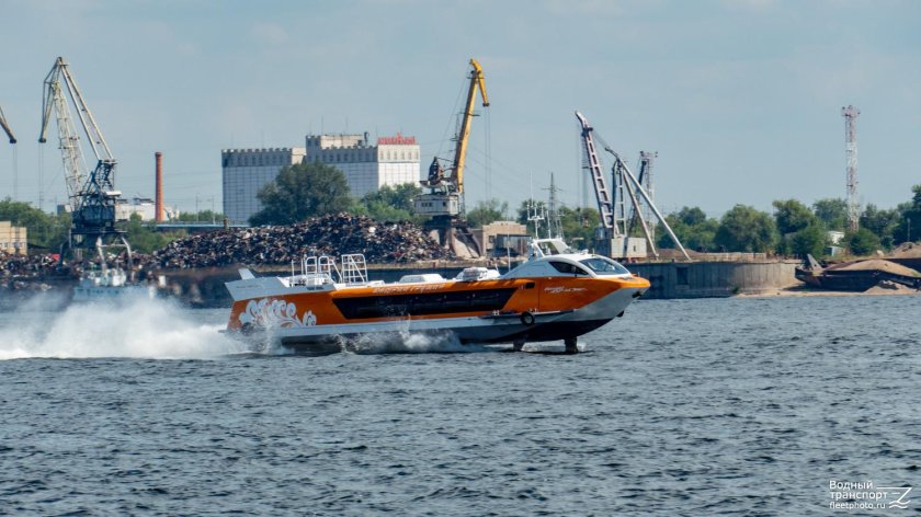 Баржа теплоход на Москва реке