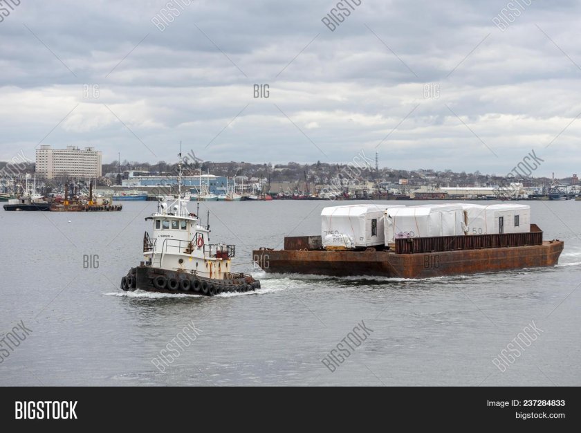 Буксир тянущий баржу