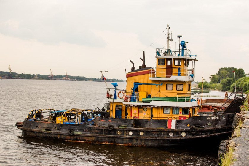 Самоходная баржа толкач