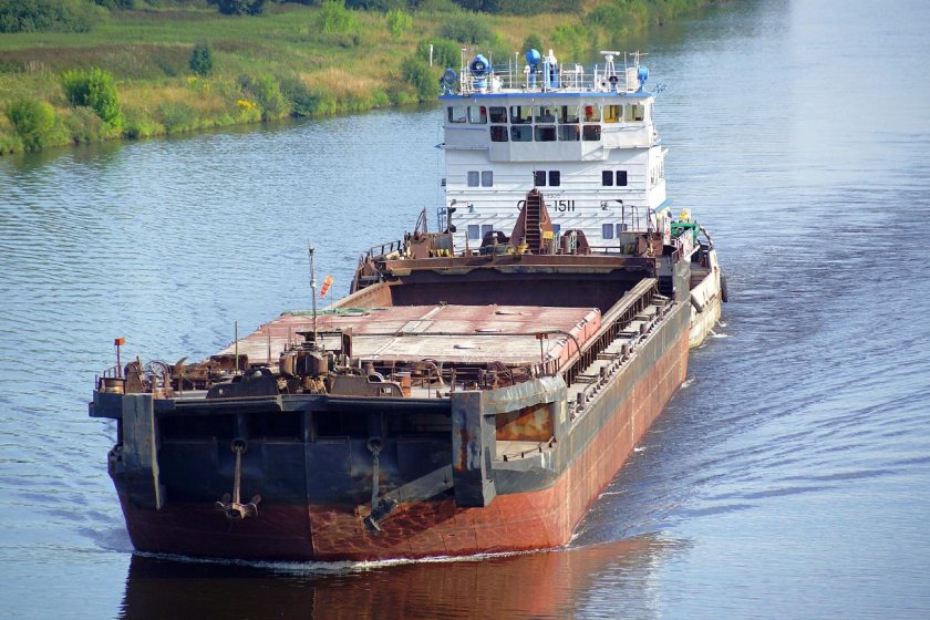 Баржа и толкач