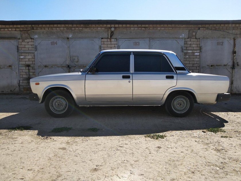 Серебристая ВАЗ 2107 семёрка