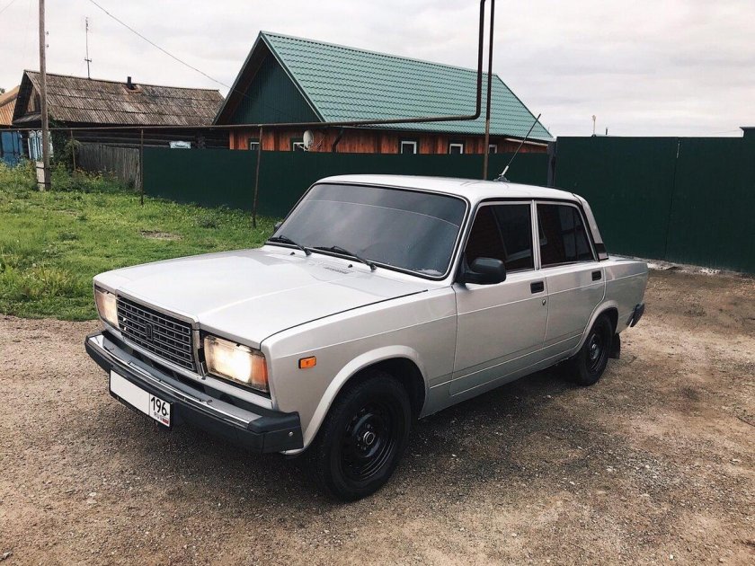 Серебристая ВАЗ 2107 семёрка