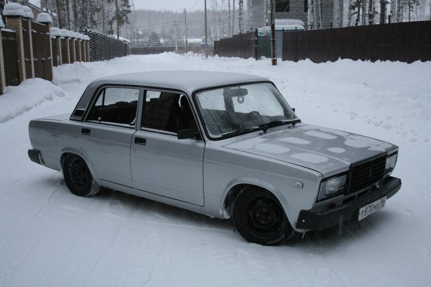 Серебристая ВАЗ 2107 семёрка