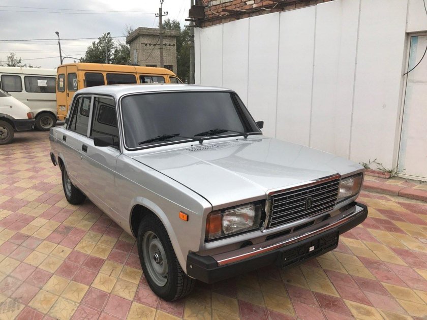 Серебристая ВАЗ 2107 семёрка