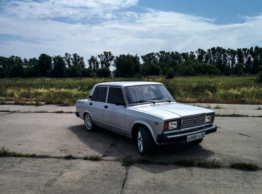 Серебристая ВАЗ 2107 семёрка