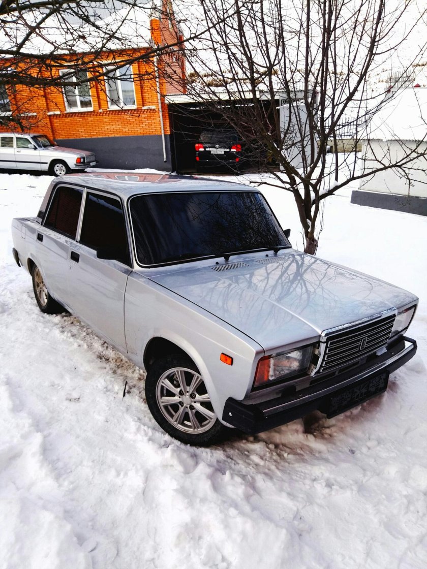 Серебристая ВАЗ 2107 семёрка