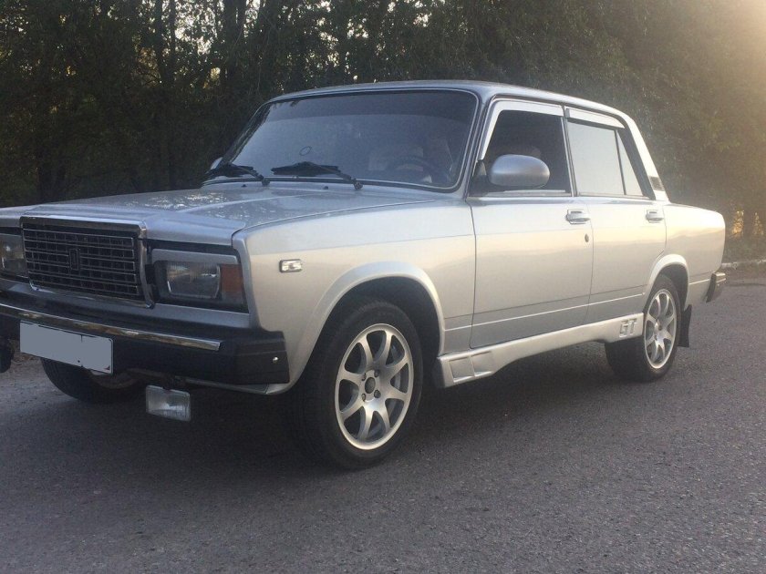 ВАЗ 2107 седан серебристый