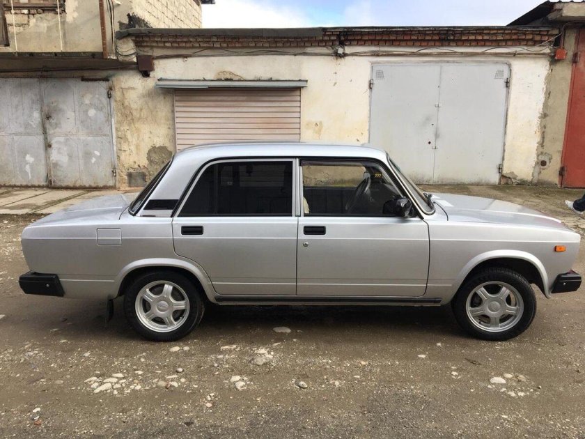 ВАЗ 2107 серебристая на литье