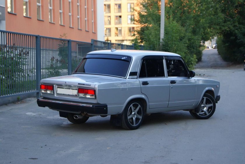 ВАЗ 2107 белая r15