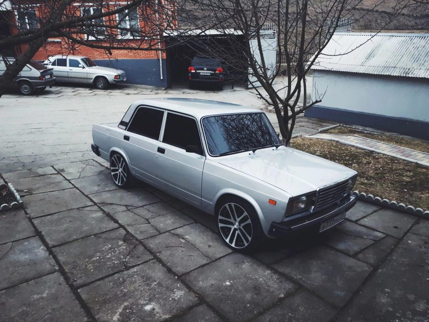 ВАЗ 2107 белая на r17