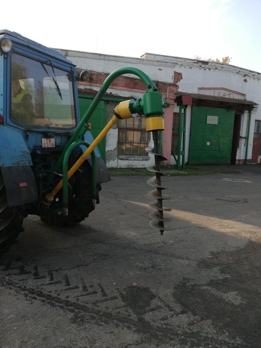 Трактор с буром