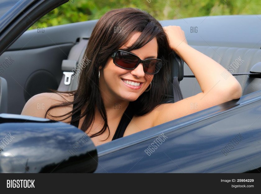 Нина Добрев в солнечных очках