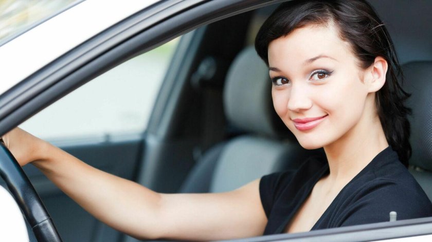 Женщина водитель
