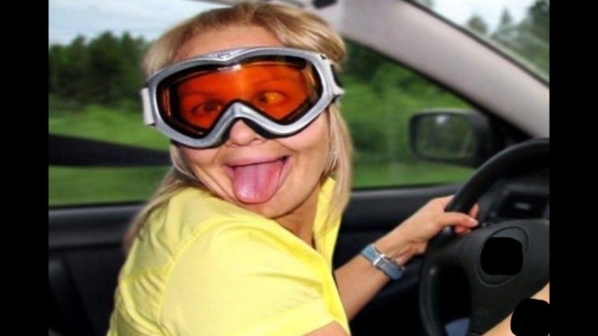 Женщина водитель