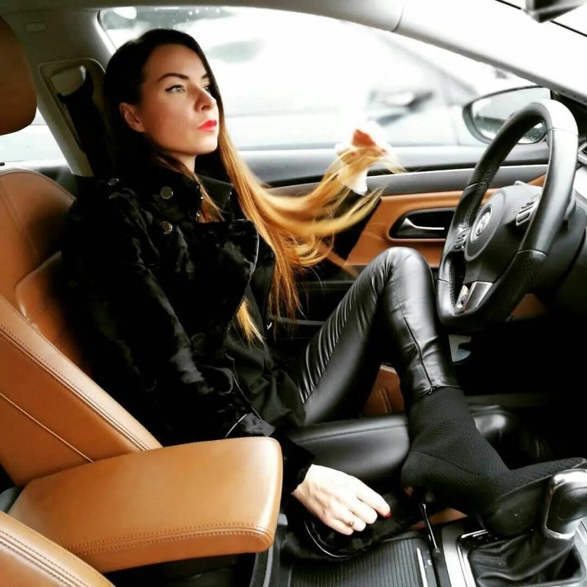 Женщины в сапогах в машине