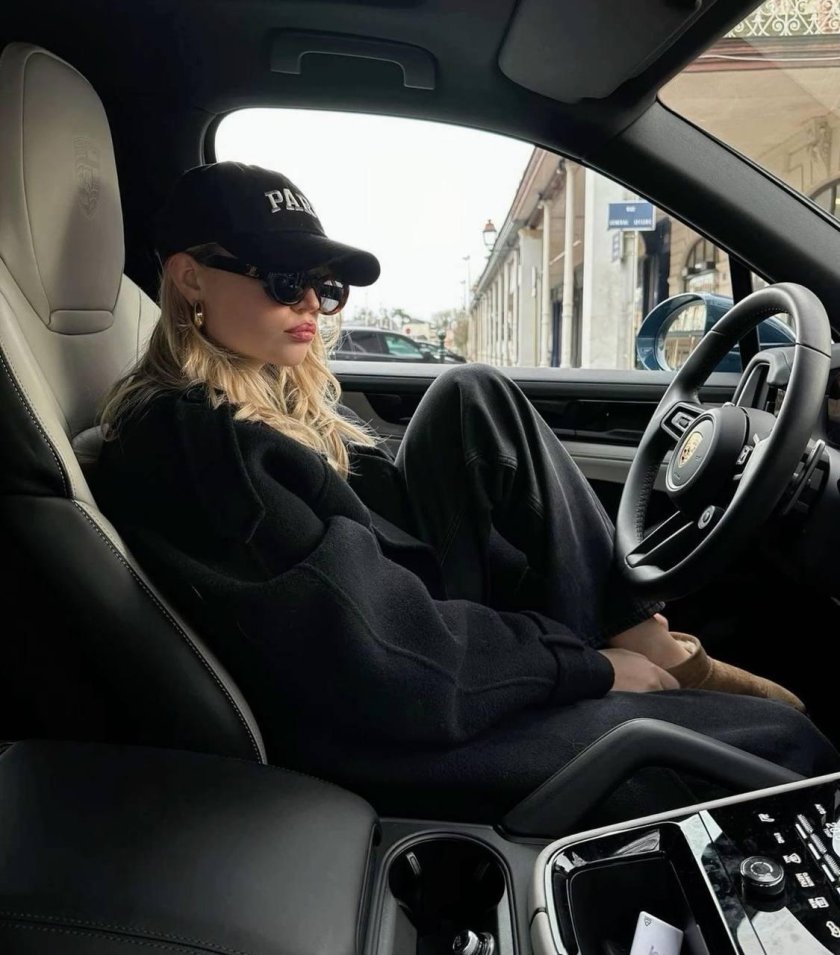 Девушка с автомобилем