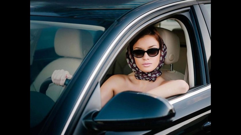 Женщина за рулем