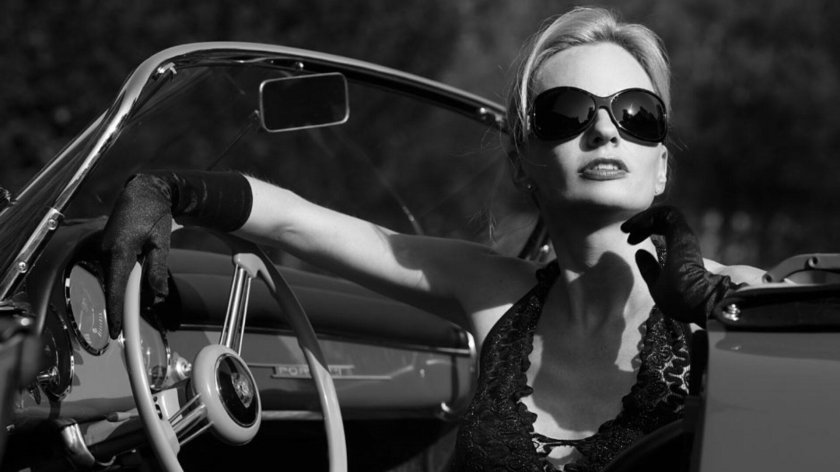 Женщина в кабриолете