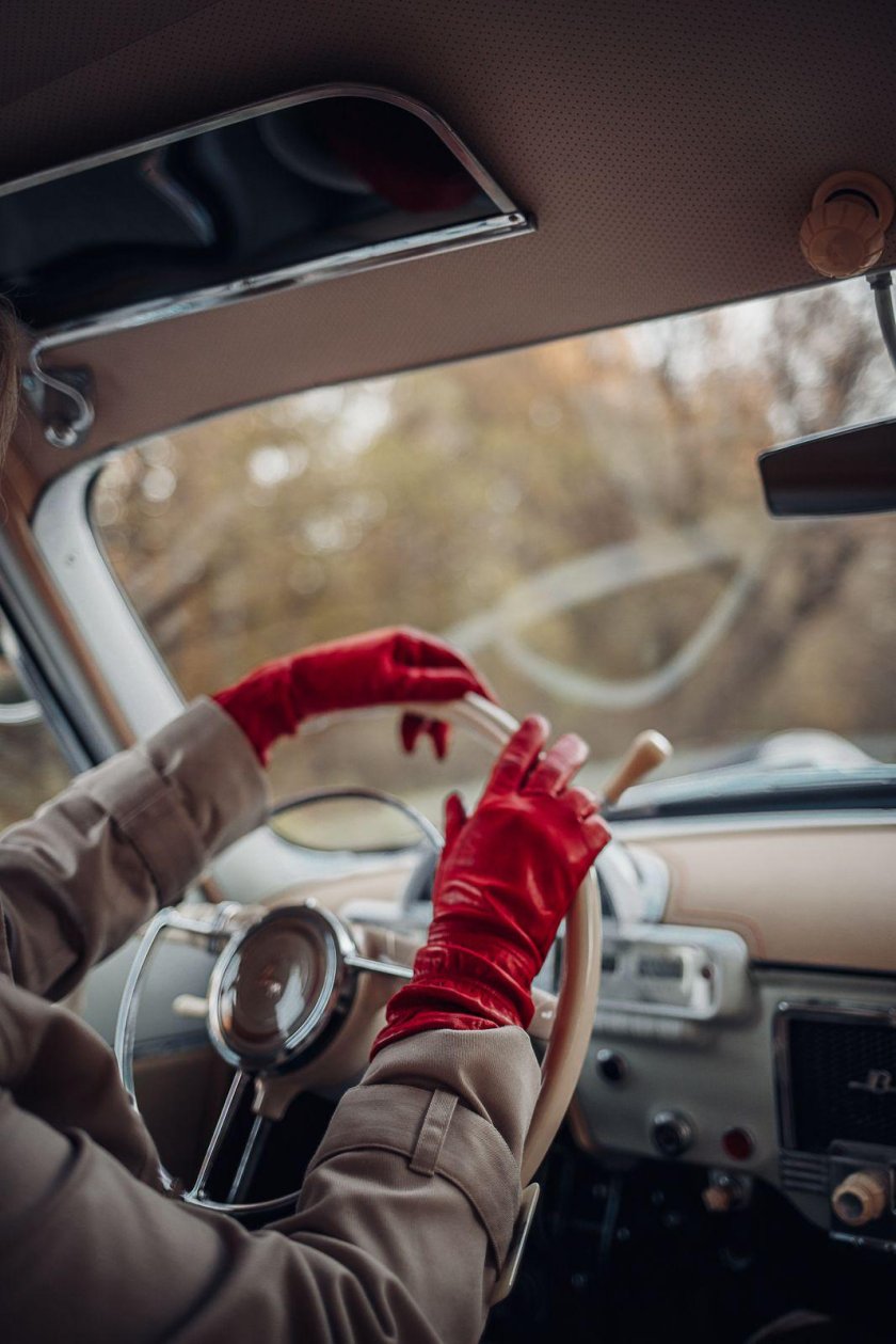 Девушка с автомобилем