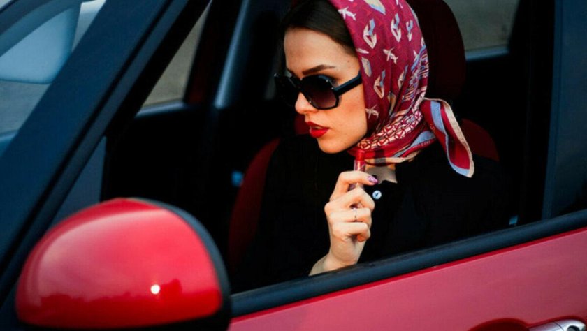 Девушка в платке и очках