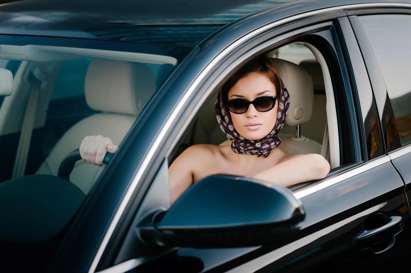 Женщина за рулем