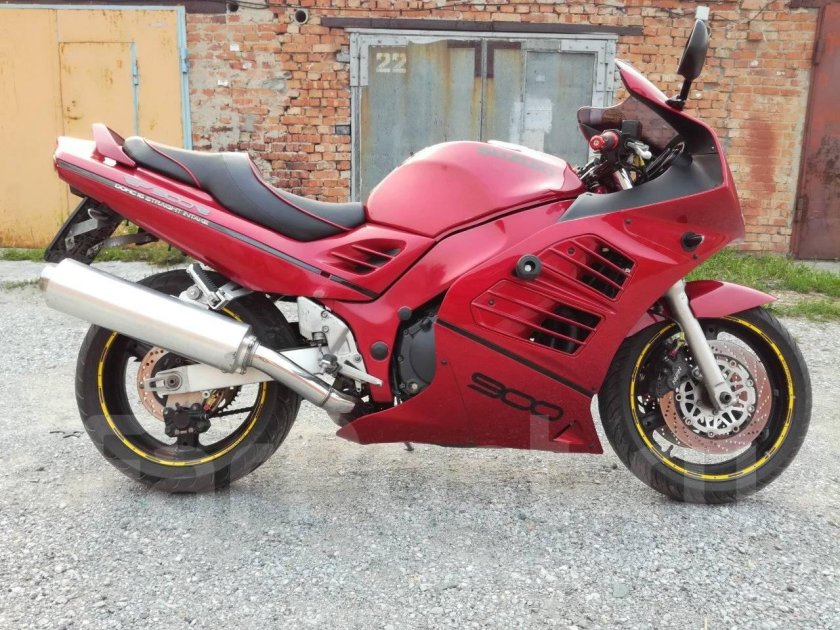 Suzuki RF 900
