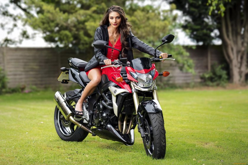 Девушка на мотоцикле