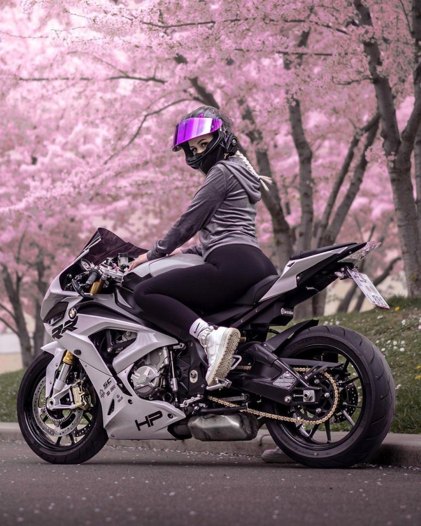 Женщина на мотоцикле