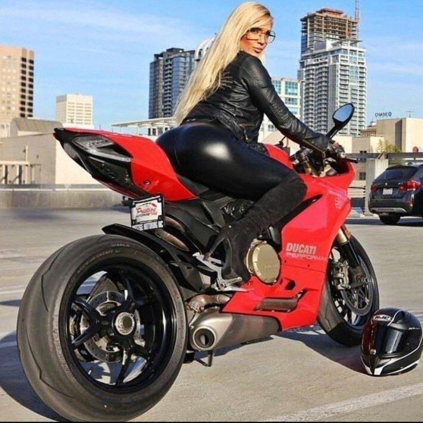 Девушка на мотоцикле