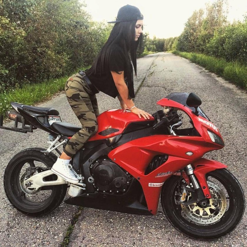 Девушка на мотоцикле