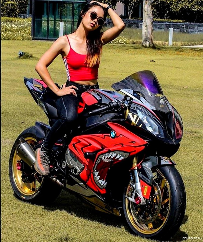 Девушка на мотоцикле
