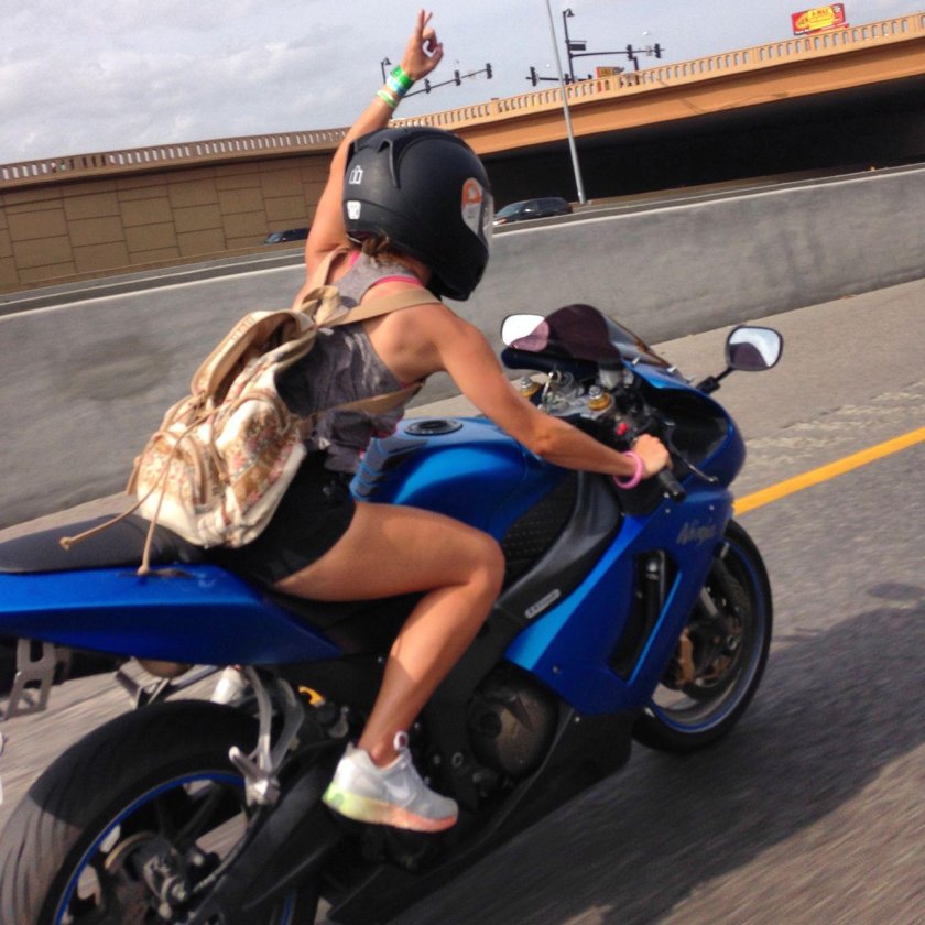 Девушка на мотоцикле