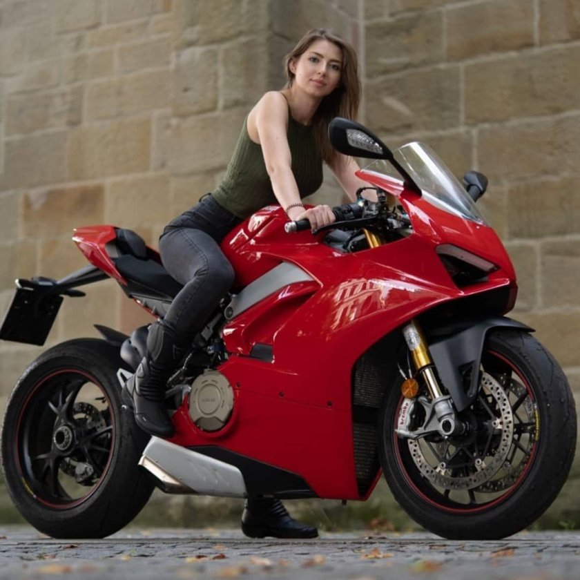 Девушка на Ducati