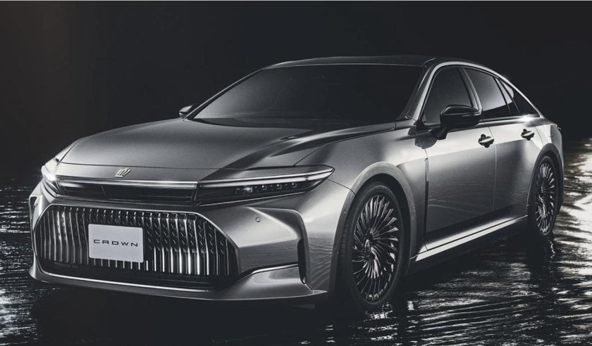 Toyota crown sedan 2024